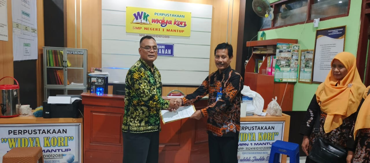 Perpustakaan Widya Kori SMP Negeri 1 Mantup Raih Akreditasi A Tingkat Nasional