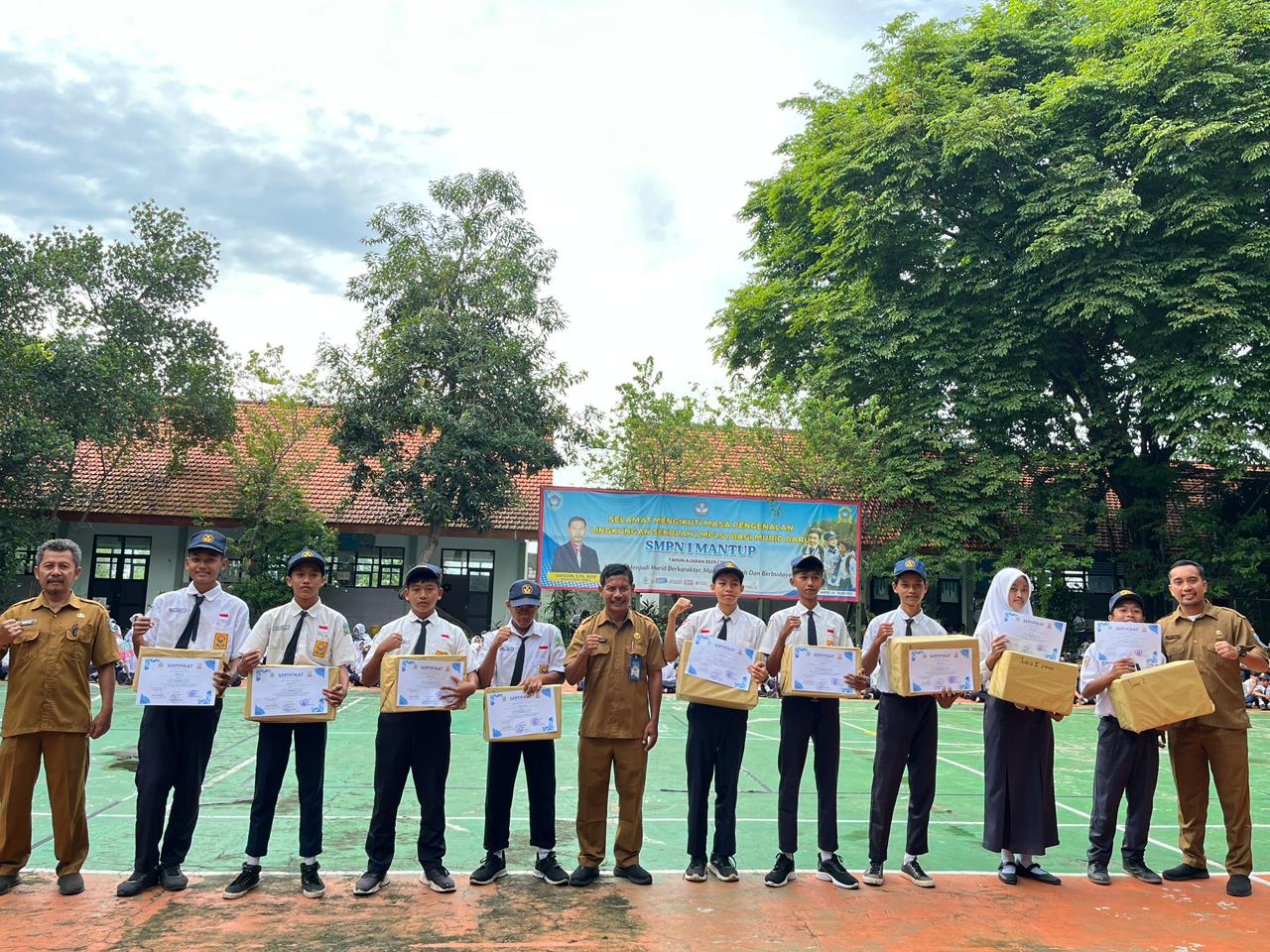 PENYERAHAN HADIAH KEPADA PARA JUARA LOMBA DI CLASSMEETING