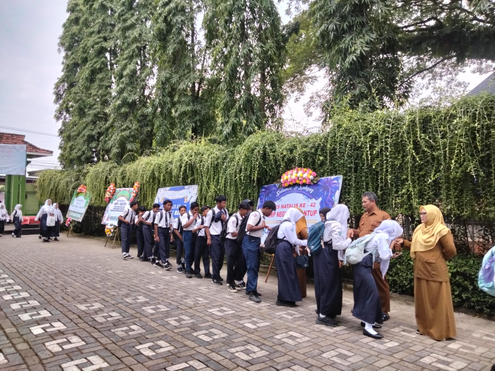 Menanamkan Hormat dan Santun melalui Salam Takzim di SMP Negeri 1 Mantup