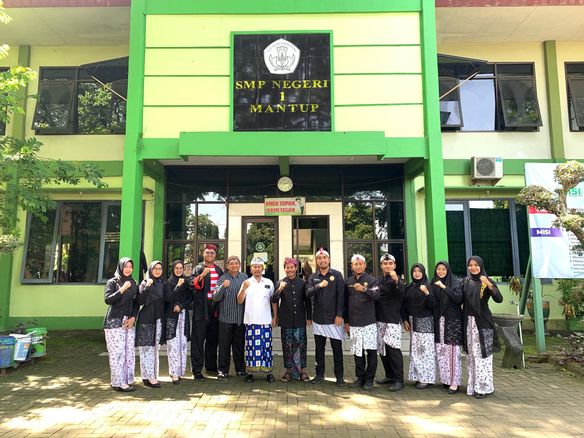 "Guru Hebat, Indonesia Kuat" - Upacara Peringatan Hari Guru Nasional 25 November 2025 SMP Negeri 1 Mantup Berlangsung Khidmat dan Penuh Makna